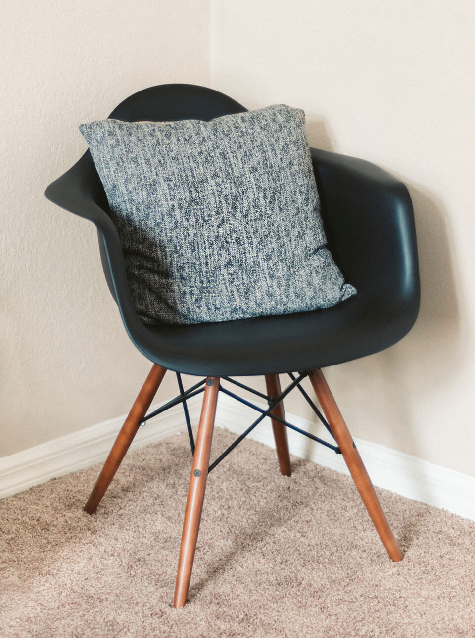 Classic Wooden Chair with Armrests - Image 3